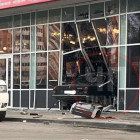 В Пензе в пятницу 13-го черная Волга въехала в витрину магазина