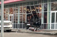 В Пензе в пятницу 13-го черная Волга въехала в витрину магазина