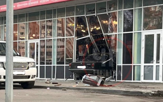В Пензе в пятницу 13-го черная Волга въехала в витрину магазина