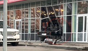 В Пензе в пятницу 13-го черная Волга въехала в витрину магазина