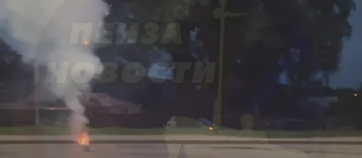 В Пензе мужчина устроил фейерверк посередине дороги В Пензе мужчина устроил фейерверк посередине дороги