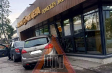 В Пензе автоледи протаранила продуктовый магазин