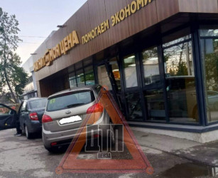 В Пензе автоледи протаранила продуктовый магазин