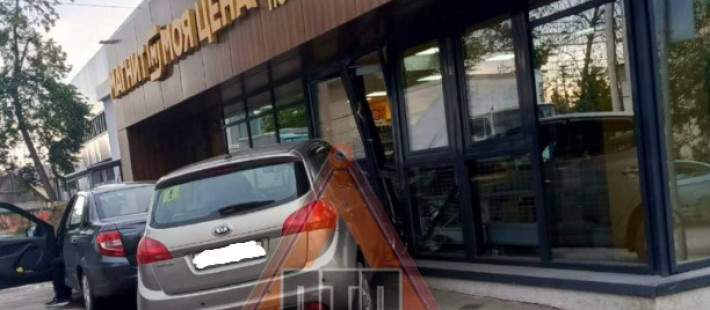 В Пензе автоледи протаранила продуктовый магазин В Пензе автоледи протаранила продуктовый магазин