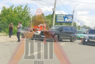 В Пензе из-за серьезной аварии парализовало улицу Чаадаева