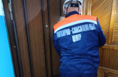 Пензенские спасатели помогли врачам попасть в квартиру на проспекте Строителей