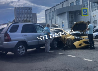 Серьезное ДТП на улице Максима Горького в Пензе: разбились две машины