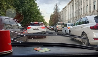 Пробка в обе стороны: в Пензе парализовало улицу Каракозова