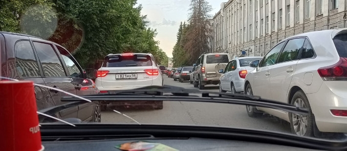 Пробка в обе стороны: в Пензе парализовало улицу Каракозова