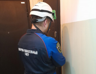Пензенские спасатели помогли медикам попасть в квартиру к пациентке