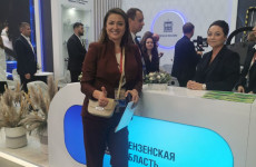 Телеведущая Мария Ситтель посетила стенд Пензенской области на ПМЭФ-2025