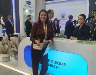 Телеведущая Мария Ситтель посетила стенд Пензенской области на ПМЭФ-2025
