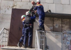 Пензенские спасатели сняли с козырька подъезда пожилого мужчину