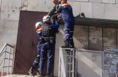 Пензенские спасатели сняли с козырька подъезда пожилого мужчину