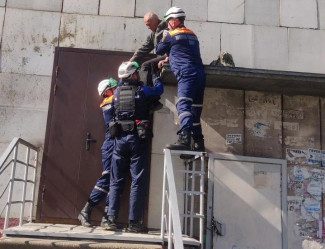 Пензенские спасатели сняли с козырька подъезда пожилого мужчину
