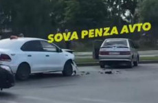На улице Антонова в Пензе случилась серьезная авария с участием такси