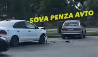 На улице Антонова в Пензе случилась серьезная авария с участием такси