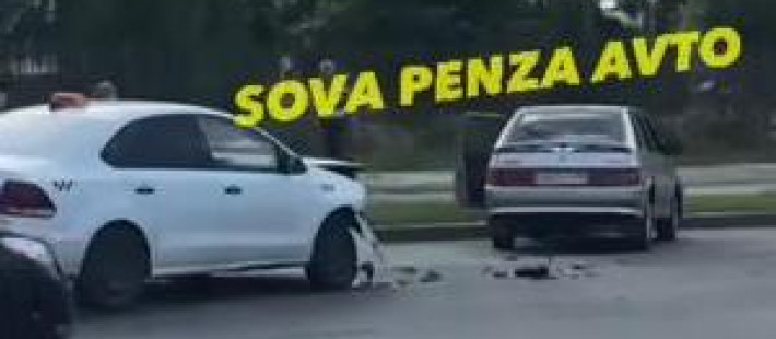 На улице Антонова в Пензе случилась серьезная авария с участием такси На улице Антонова в Пензе случилась серьезная авария с участием такси