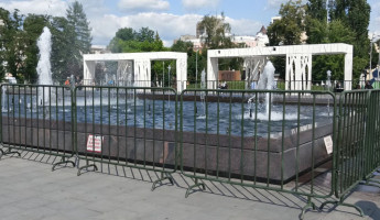 Ограждение всё. Забор вокруг главного фонтана Пензы не простоял и суток