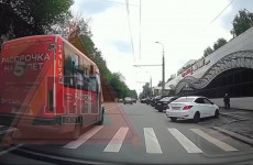 В Арбеково водитель маршрутки чуть не сбил пешехода на переходе