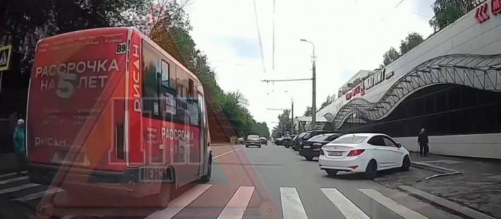 В Арбеково водитель маршрутки чуть не сбил пешехода на переходе В Арбеково водитель маршрутки чуть не сбил пешехода на переходе