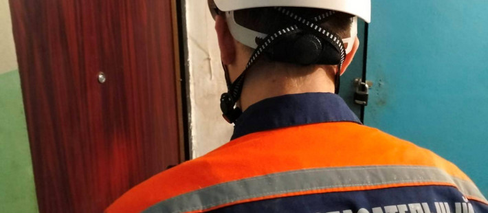 Пензенские спасатели помогли врачам попасть в квартиру к пациентке Пензенские спасатели помогли врачам попасть в квартиру к пациентке