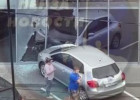В Пензе легковушка врезалась в здание торгового центра