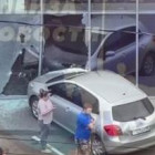 В Пензе легковушка врезалась в здание торгового центра