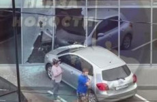 В Пензе легковушка врезалась в здание торгового центра
