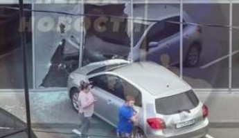 В Пензе легковушка врезалась в здание торгового центра