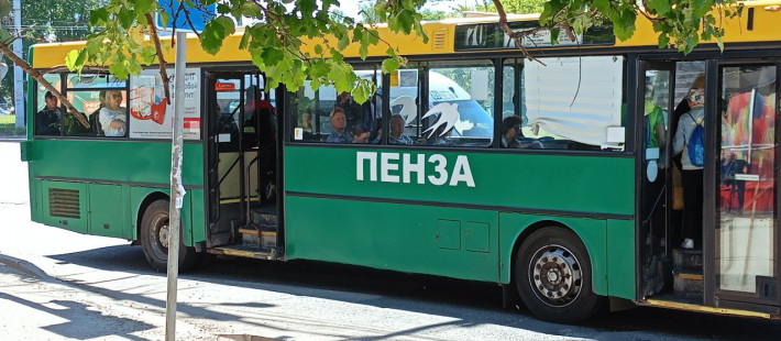 В Пензе машина подрезала автобус, пострадали четыре человека В Пензе машина подрезала автобус, пострадали четыре человека