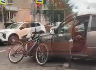 В центре Пензы сбили несовершеннолетнего велосипедиста, на месте работали врачи