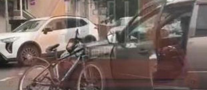 В центре Пензы сбили несовершеннолетнего велосипедиста, на месте работали врачи В центре Пензы сбили несовершеннолетнего велосипедиста, на месте работали врачи