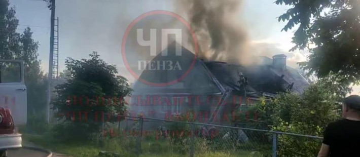 В поселке под Пензой полыхает жилой дом