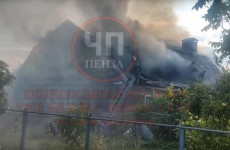 Жуткий пожар под Пензой уничтожил 3-квартирный дом