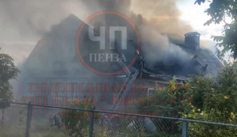 Жуткий пожар под Пензой уничтожил 3-квартирный дом
