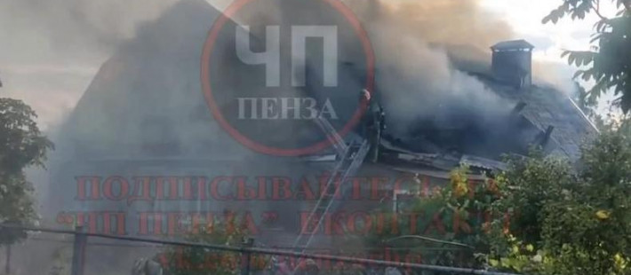 Жуткий пожар под Пензой уничтожил 3-квартирный дом