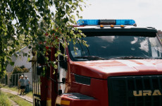 В Кузнецке пожарные пытались спасти полыхающий автомобиль