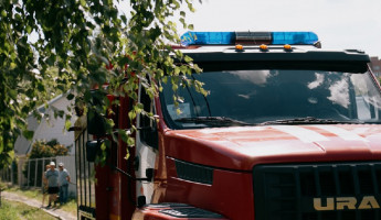 В Кузнецке пожарные пытались спасти полыхающий автомобиль