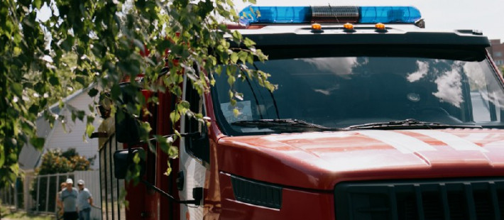 В Кузнецке пожарные пытались спасти полыхающий автомобиль В Кузнецке пожарные пытались спасти полыхающий автомобиль