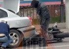 В центре Пензы мотоциклист залетел под легковушку