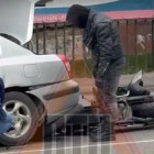 В центре Пензы мотоциклист залетел под легковушку