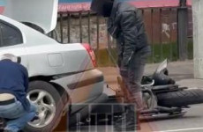 В центре Пензы мотоциклист залетел под легковушку