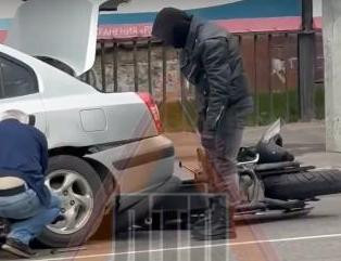В центре Пензы мотоциклист залетел под легковушку