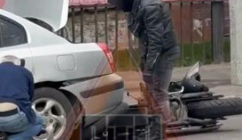 В центре Пензы мотоциклист залетел под легковушку