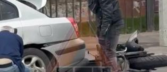 В центре Пензы мотоциклист залетел под легковушку В центре Пензы мотоциклист залетел под легковушку