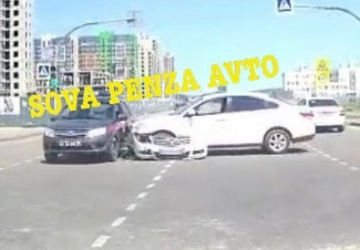 Под Пензой легковушка врезалась в машину правоохранителей