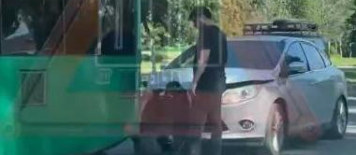 На улице Окружной в Пензе легковушка врезалась в троллейбус На улице Окружной в Пензе легковушка врезалась в троллейбус