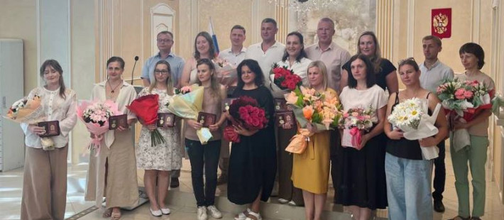 В Пензе отметили наградами многодетных матерей В Пензе отметили наградами многодетных матерей