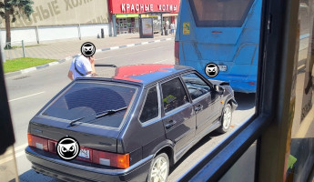 На улице Суворова в Пензе легковушка впечаталась в микроавтобус
